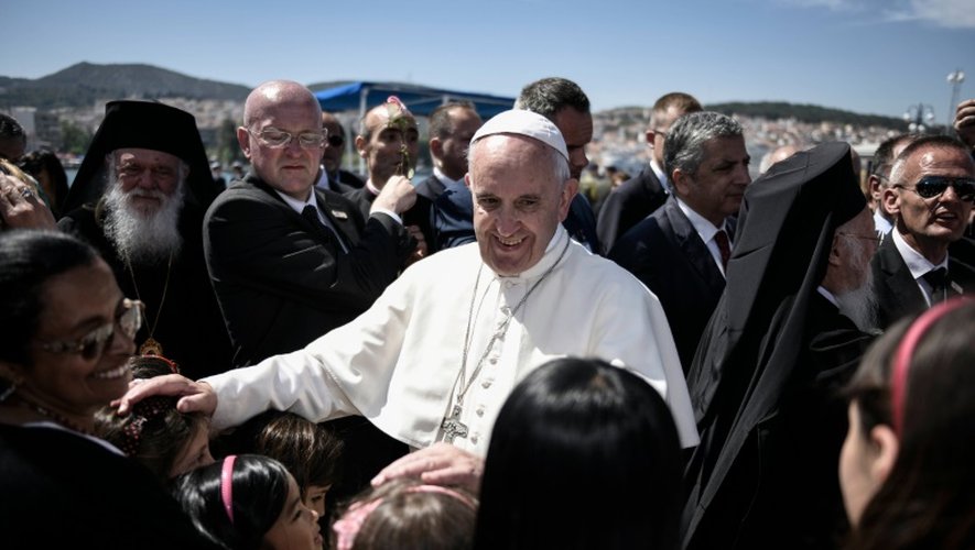 Le pape François salue des habitants sur le port de Mytilène sur lîle grecque de Lesbos, le 16 avril 2016