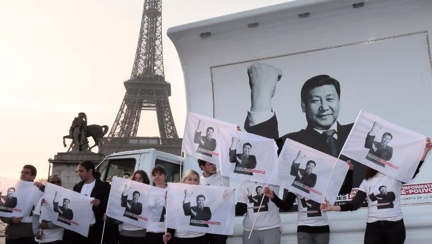 Des membres de Reporters Sans Frontières manifestent pour la liberté de la presse à l'occasion de la visite en France du président chinois Xi Jinping, à Paris le 27 mars 2014