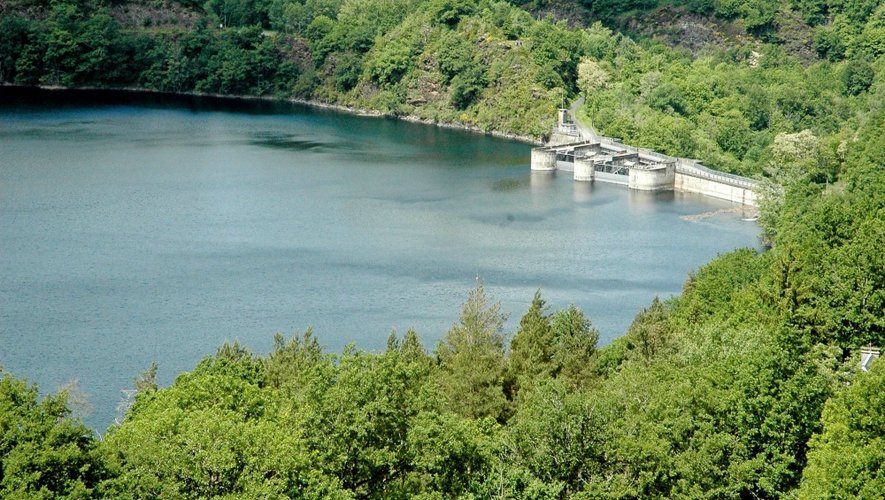 Avec ses grands barrages, ici celui de Castelnau-Mandailles, sur le Lot, et ses centrales EDF, l’Aveyron concentre plus de 10% de la puissance hydroélectrique en France.