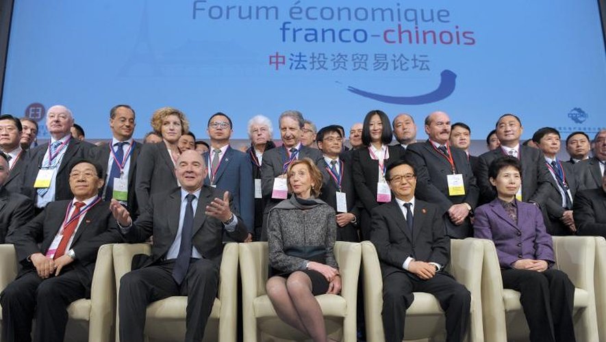 De gauche à droite: le président des Chambres de commerce de Chine, Zhang Yujing, le ministre français de l'Economie Pierre Moscovici, la ministre du Commerce extérieur Nicole Bricq et le ministre chinois du Commerce Gao Hucheng, lors d'un for