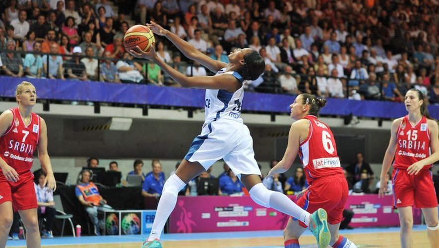 La Française Valeriane Ayayi (centre) marque un panier face à la Serbie lors de l'Euro de basket à Trélazé, le 16 juin 2013