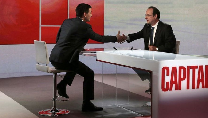 François Hollande serre la main du journaliste de M6 Thomas Sotto le 16 juin 2013 sur le plateau de Capital à Neuilly-sur-Seine