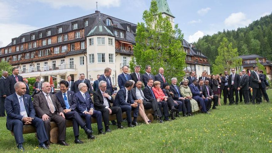 Les hauts dirigeants réunis au sommet du G7 en Bavière posent pour les photographes dans le parc du château d'Elmau, près de Garmisch-Partenkirchen, le 8 juin 2015