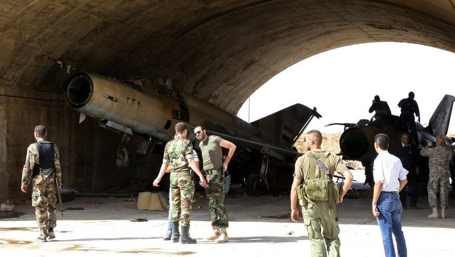 Des soldats syriens dans un aéroport militaire