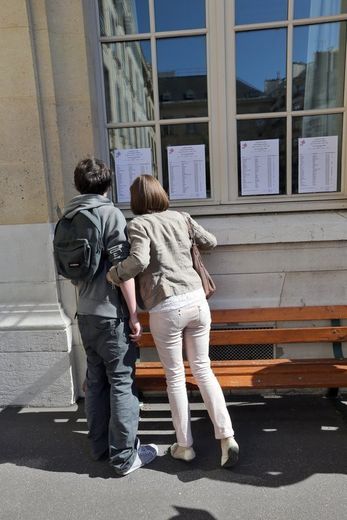 Un élève découvre les résultats du bac, le 6 juillet 2012 au lycée Lavoisier à Paris