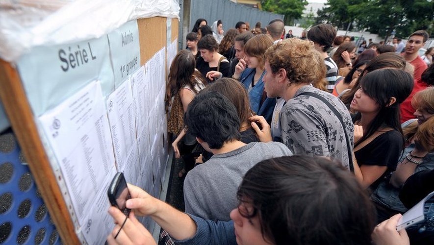 Des élèves découvrent les résultats du bac, le 6 juillet 2012 au lycée Pasteur de Strasbourg