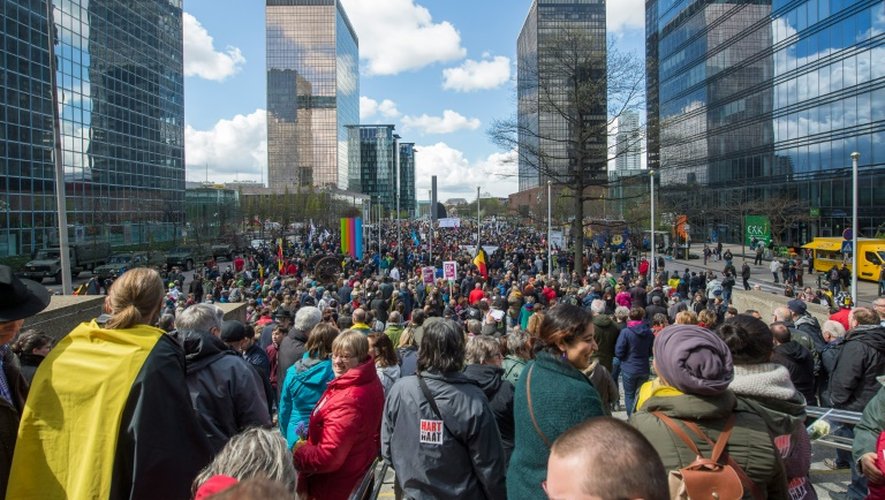 Des participants à la marche pacifiste "#Tousensemble - #Sameneen" contre le terrorisme à Bruxelles le 17 avril 2016