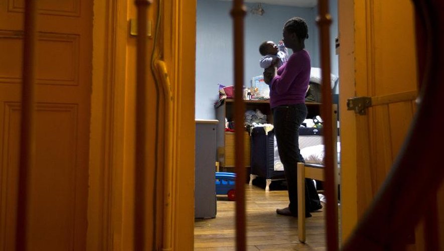 Une femme et son enfant ont trouvé refuge dans un centre d'hébergement administré par les paroisses catholiques de Bondy, en banlieue parisienne, le 5 février 2013