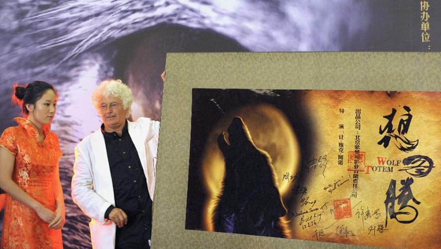 Le réalisateur français Jean-Jacques Annaud pose à côté de l'affiche de son film "Wolf Totem" coproduit avec la Chine, en 2008 à Pékin