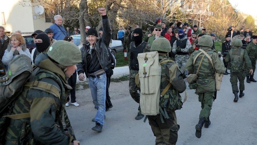 Des soldats russes investissent une base militaire ukrainienne à Belbek près de Sébastopol le 22 mars 2014