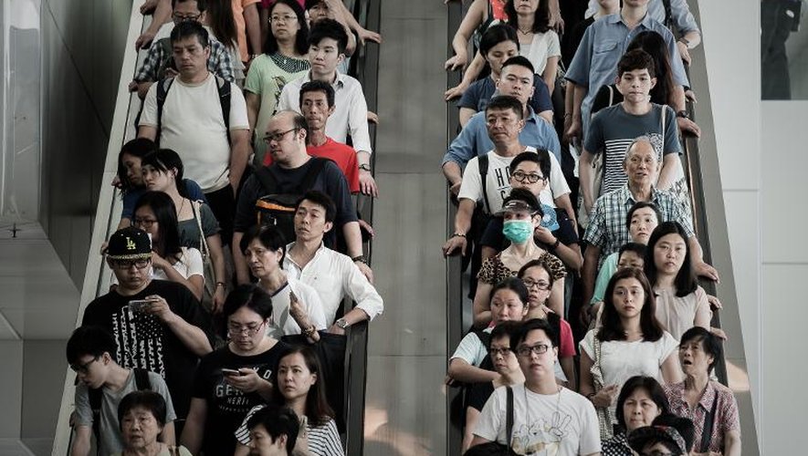 Des gens font la queue pour acheter des billets de banque commémoratifs à l'occasion du 150e anniversaire de la création de la banque HSBC à Hong Kong, le 9 juin 2015