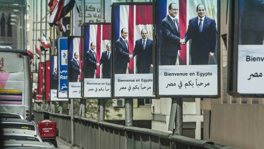 Des portraits du président français François Hollande (g) et du président égyptien Abdel Fattah al-Sisi (d) au Caire le 17  avril 2016