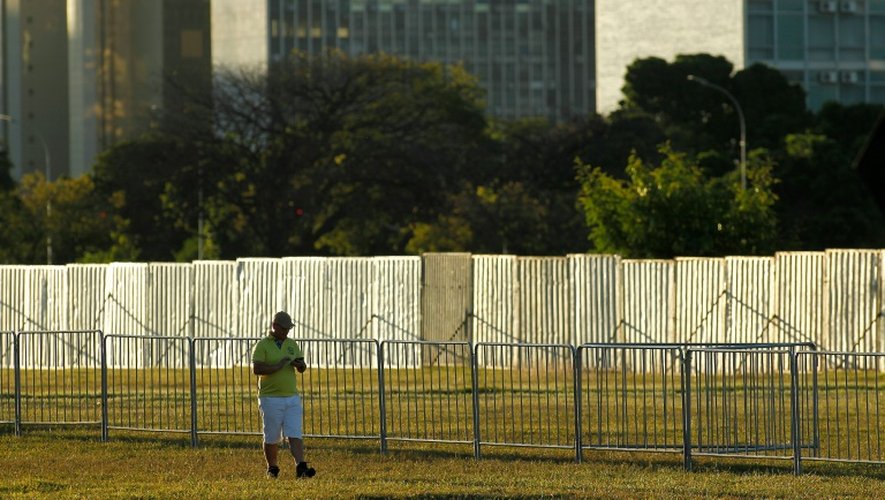L'imposante barrière érigée à Brasilia pour séparer les pro et anti-destitution de la présidente Dilma Rousseff le 17 avril 2016