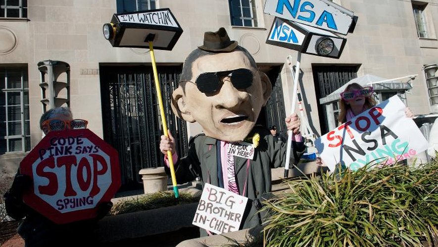Des militants pour les libertés civiles manifestent contre la surveillance des citoyens américains par l'Agence de sécurité nationale (NSA) le 17 janvier 2014, à Washington