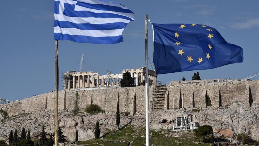 Les drapeaux grecs et européens, le 15 janvier 2015 devant l'Acropole d'Athènes