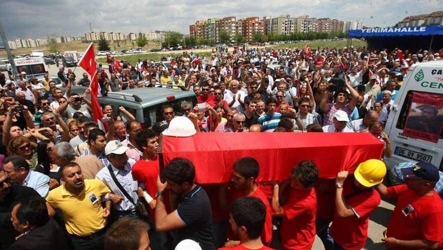 Le cercueil de l'une des victimes des violences acclamé par la foule le 16 juin 2013 à Ankara
