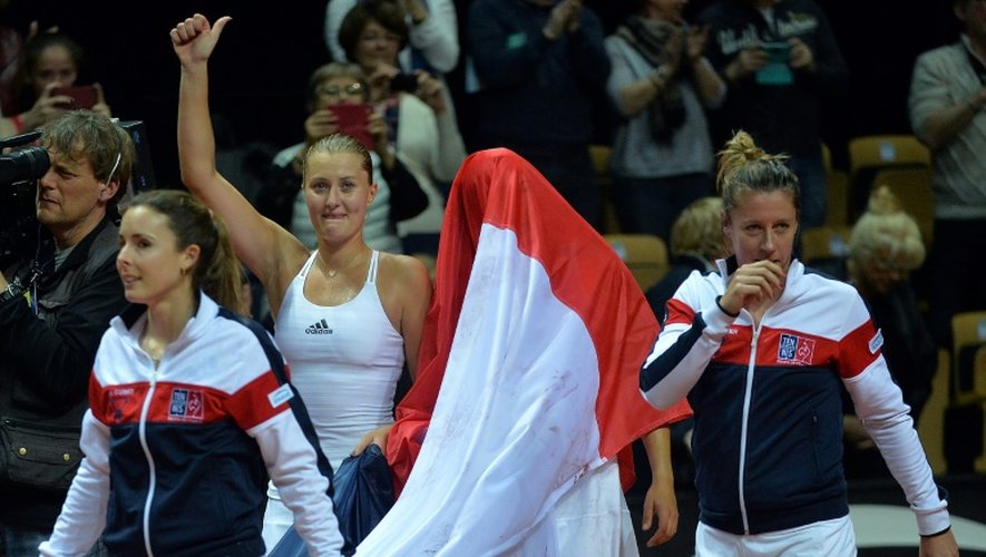 Alizé Cornet, Kristina Mladenovic, Caroline Garcia (couverte d'une Tricolore) et Pauline Parmentier célèbrent la victoire française face aux Pays-Bas en demi-finale de Fed Cup, le 17 avril 2016 à Trélazé