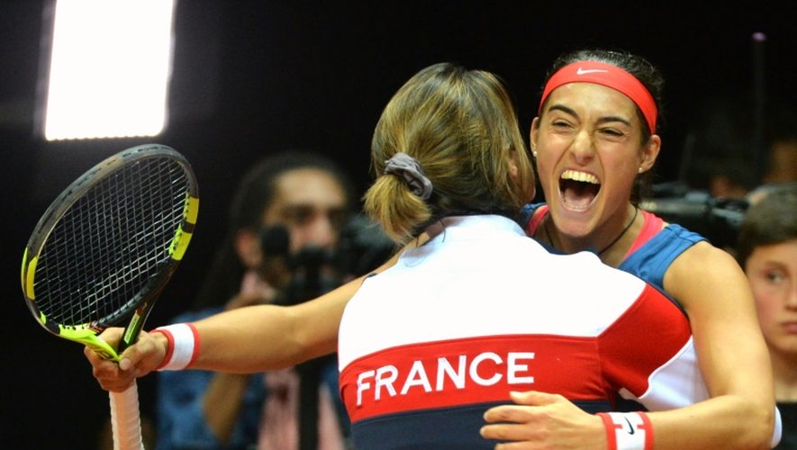 Amélie Mauresmo et Caroline Garcia lors de la demi-finale de la Fed Cup face aux Pays-Bas, le 17 avril 2016 à Trélazé