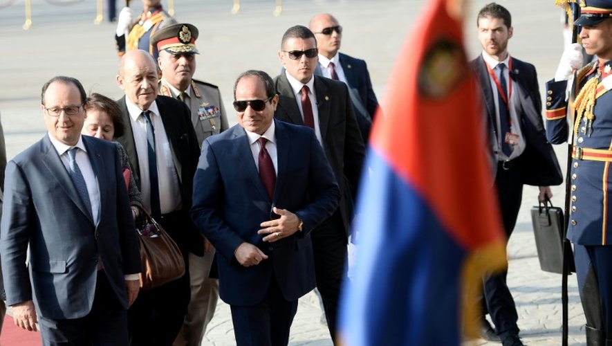 Le président égyptien Abdel Fattah al-Sissi (droite) accueille le président français François Hollande au Caire le 17 avril 2016
