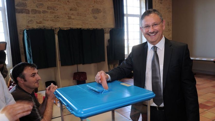 Jean-Louis Costes, candidat UMP, dépose son vote le 16 juin 2013 à Fumel dans le Lot-et-Garonne