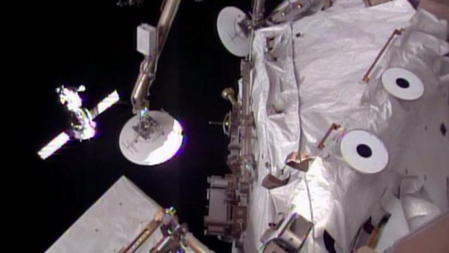 Capture d'écran montrant le vaisseau Soyouz à quelques mètres de la Station spatiale internationale le 27 mars 2014