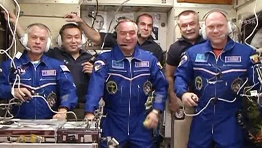 L'équipe de l'expédition 39 quelques minutes après leur entrée dans la station spatiale internationale le 27 mars 2014