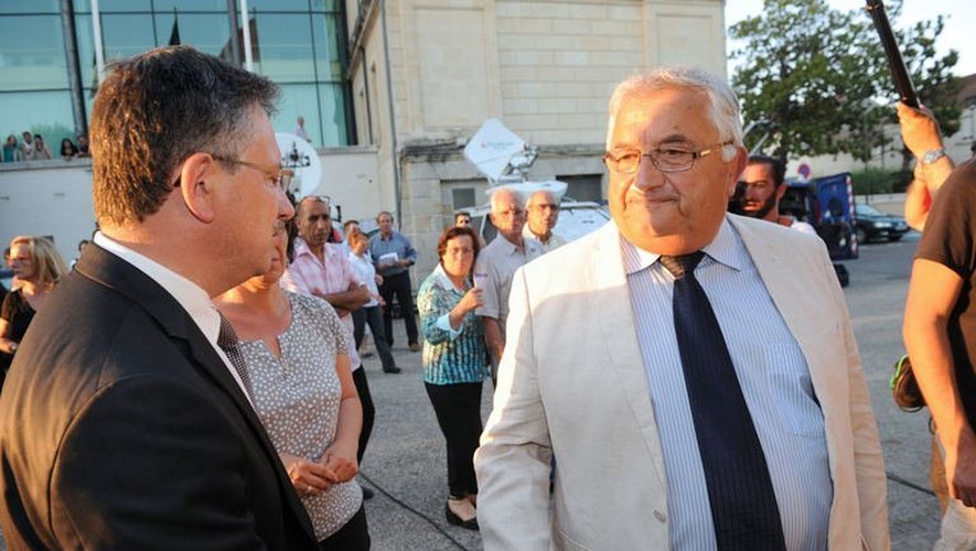 Le candidat socialiste Bernard Barral (d) s'entretient le 16 juin 2013 à Villeneuve-sur-Lot avec son rival UMP, Jean-Louis Costes (d)