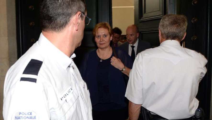 Isabelle Prevost-Desprez quitte la salle du tribunal correctionnel de Bordeaux avec son avocat le 8 juin 2015