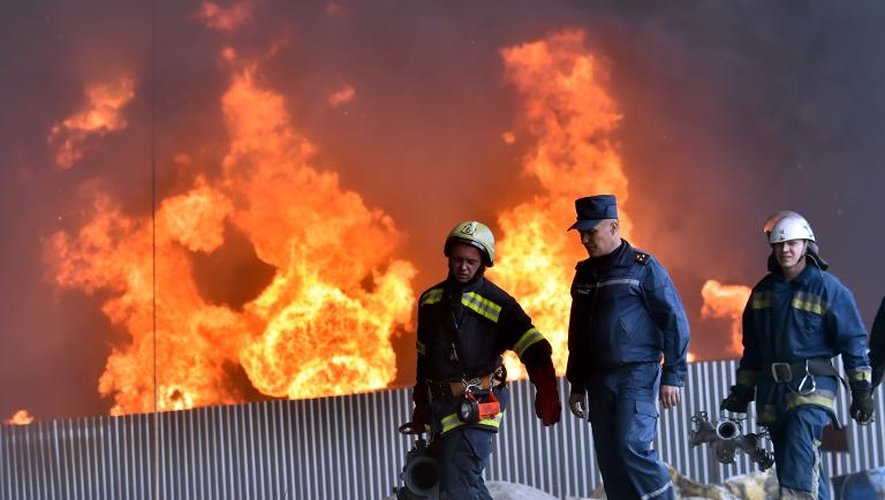 Des pompiers ukrainiens combattent un gigantesque feu dans un dépôt pétrolier près de Kiev, le 9 juin 2015