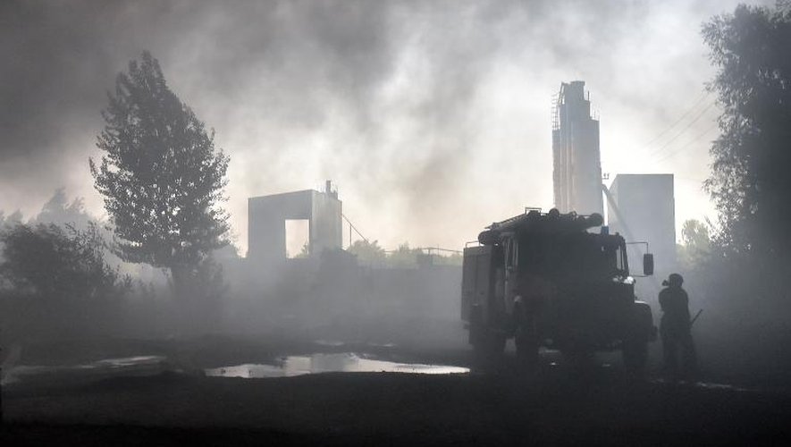 Des militaires ukrainiens participent aux opérations de secours après un incendie dans un dépôt pétrolier près de Kiev, le 9 juin 2015