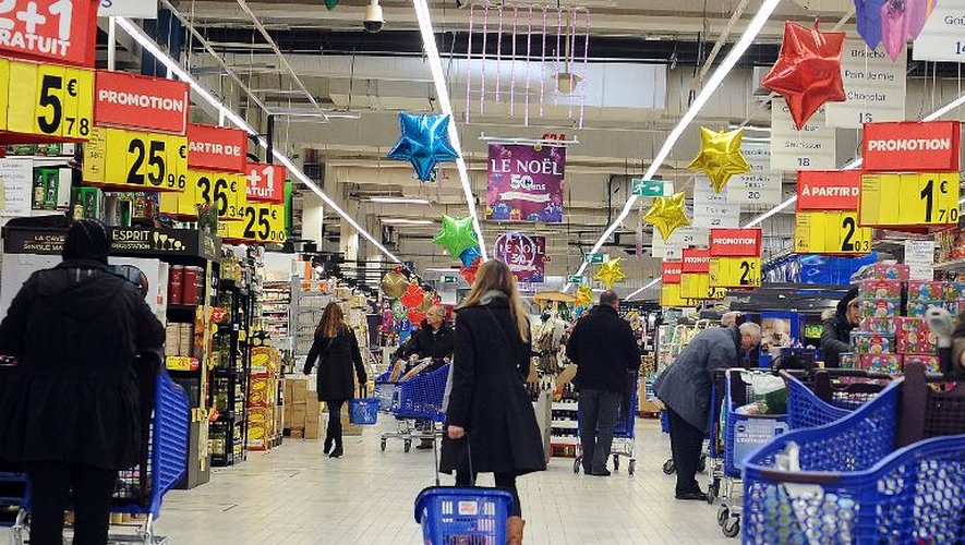 Des gens font leurs courses dans un supermarché