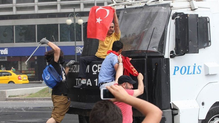 Manifestants à l'assaut d'un canon à eau de la police le 16 juin 2013 à Ankara