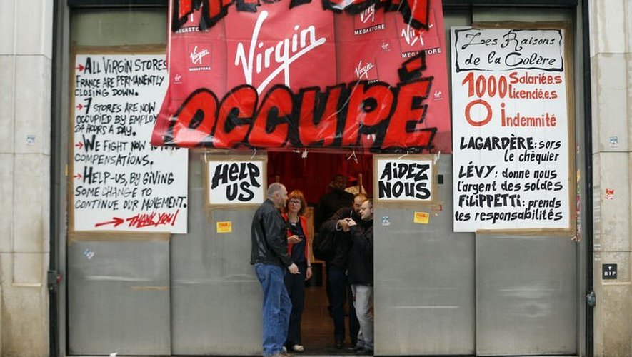 Des salariés de Virgin occupent le magasin des Champs-Elysées, à Paris, le 17 juin 2013