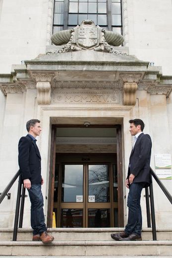 Peter McGraith (G) et David Cabreza, qui vont l'être l'un des premiers couples gays à se marier en Grande-Bretagne, pris en photo à Londres, le 25 mars 2014