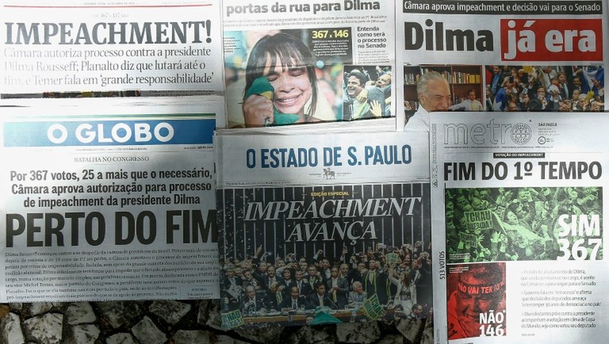 Titres de la presse brésilienne à Sao Paulo le 18 avril 2016 après le vote la veille par les députés en faveur de la destitution de la présidente Dilma Rousseff