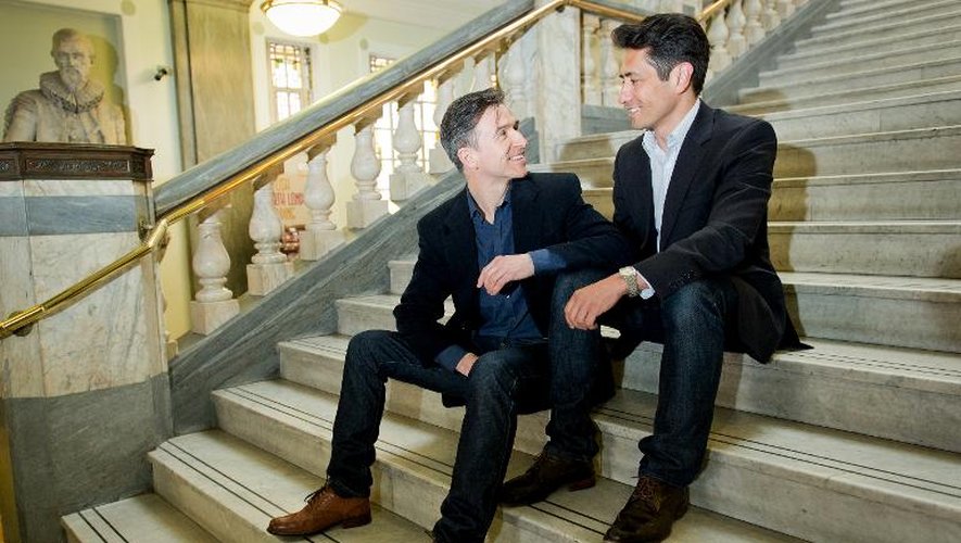 Peter McGraith (G) et David Cabreza, qui vont l'être l'un des premiers couples gays à se marier en Grande-Bretagne, pris en photo à Londres, le 25 mars 2014
