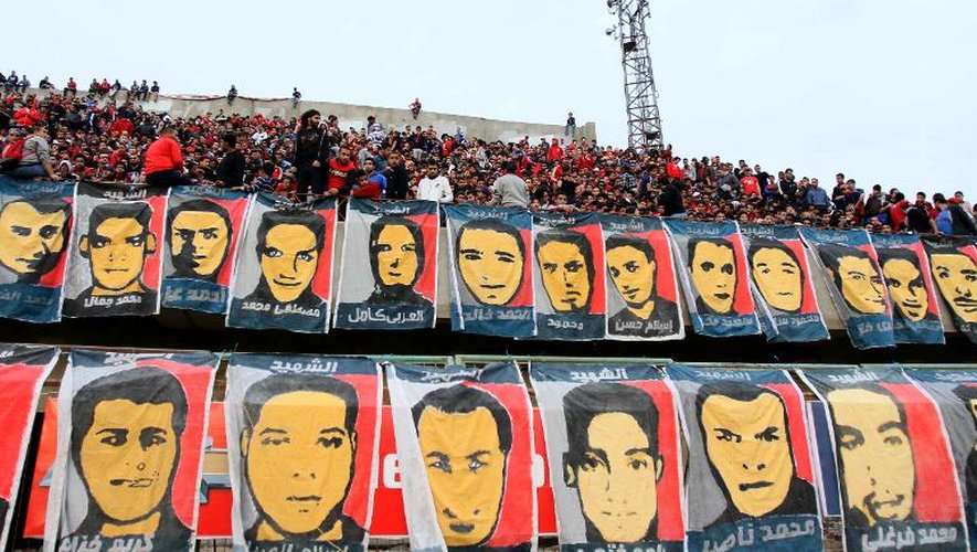 Portraits des victimes des émeutes entre supporteurs en 2012 à Port Saïd, affichés le 1er février 2014 dans le stade Mokhtar El-Tetsh au Caire