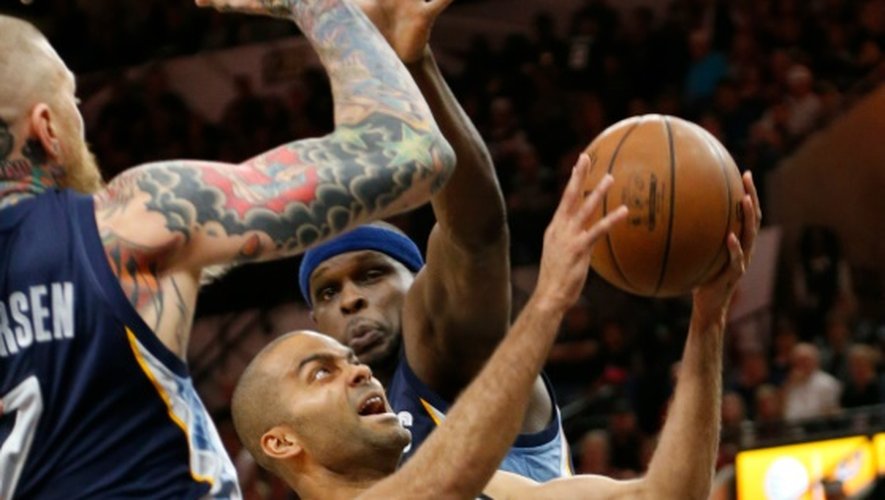 Tony Parker, N.9 des Spurs drives, lors du match face aux Memphis, le 17 avril 2016 à San Antonio