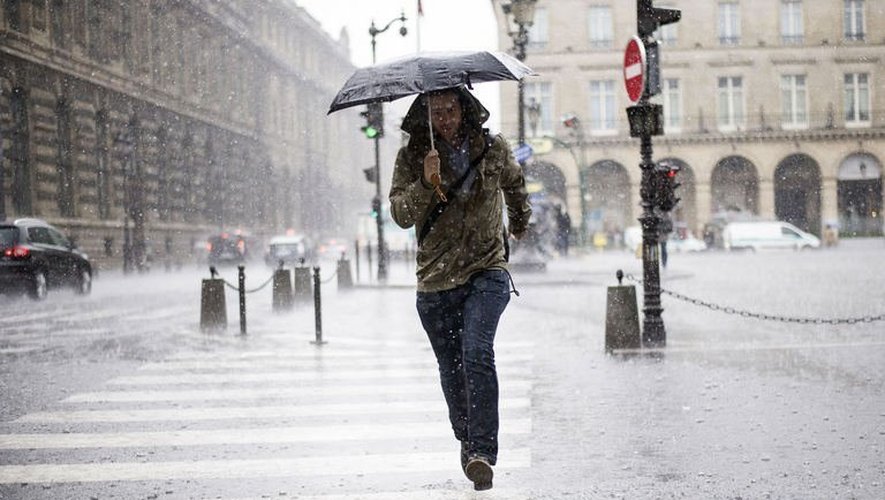 Une personne sous un orage le 17 juin 2013 à Paris
