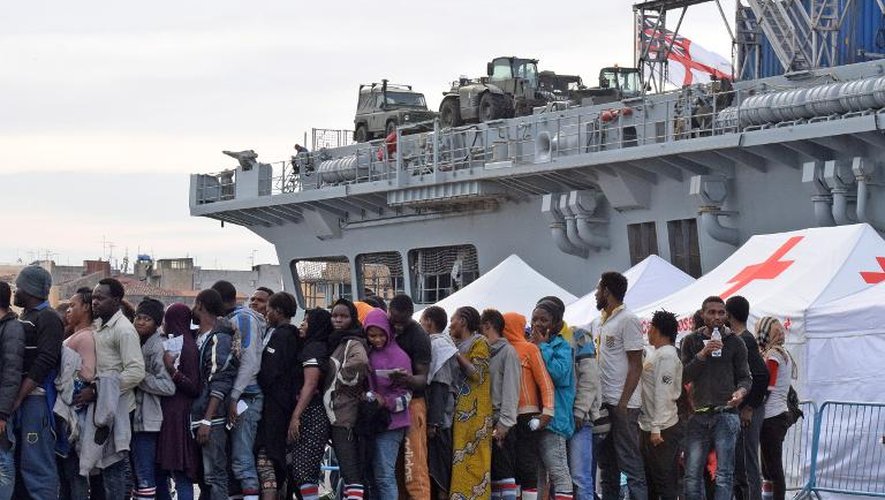 Des migrants secourus en mer Méditerranée débarquent au port de Catane, en Sicile, le 8 juin 2015