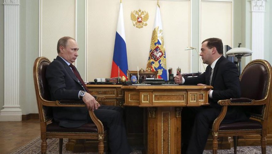 Le président russe Vladimir Poutine (gauche) et le Premier ministre Dimitri Medvedev le 27 mars 2014 à Moscou