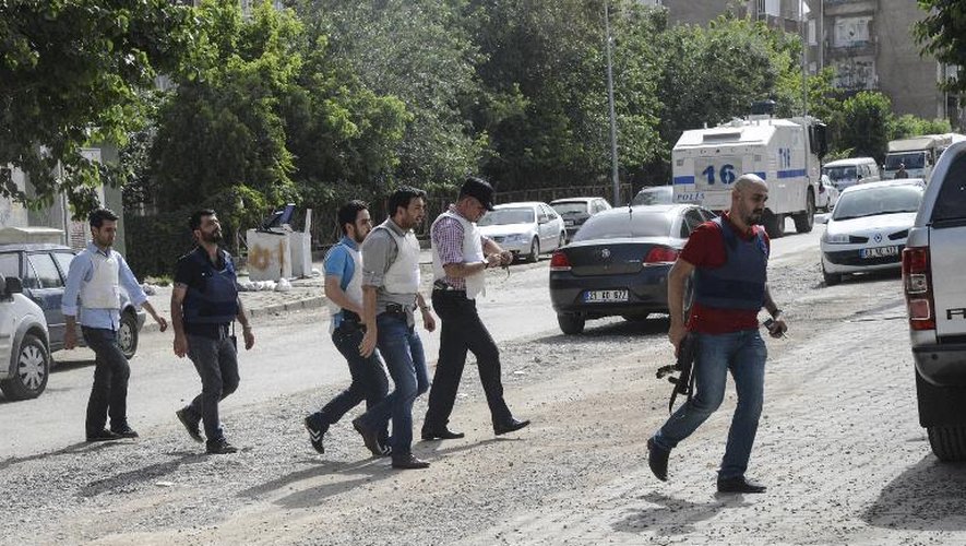 Des policiers turcs dans les rues de  Diyarbakir le 9 juin 2015 après des affrontements entre militants kurdes rivaux