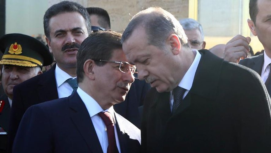 Le président turc Recep Tayyip Erdogan (d) et le Premier ministre Ahmet Davutoglu, le 10 novembre 2014 à Ankara