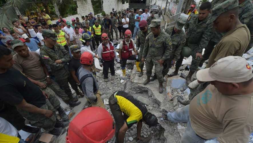 Des sauveteurs à la recherche des disparus dans la ville sinistrée de Pedernales épicentre du séisme et haut lieu touristique, le 17 avril 2016