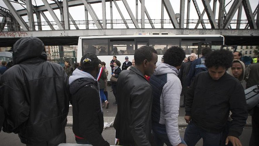 Des migrants africains attendent d'être enregistrés avant leur évacuation du campement de La Chapelle, à Paris, le 2 juin 2015