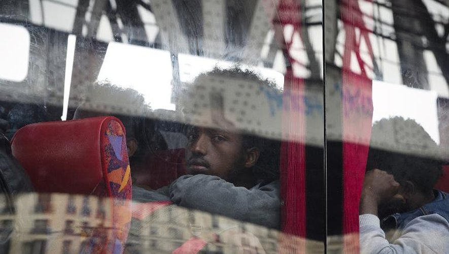 Des migrants africains à bord d'un bus après leur évacuation d'un  campement le 2 juin 2015 à La Chapelle à Paris
