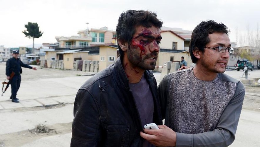 Un Afghan blessé lors de l'explosion d'une voiture bourrée d'explosifs contre une résidence abritant l'ONG Roots of Peace à Kaboul le 28 mars 2014