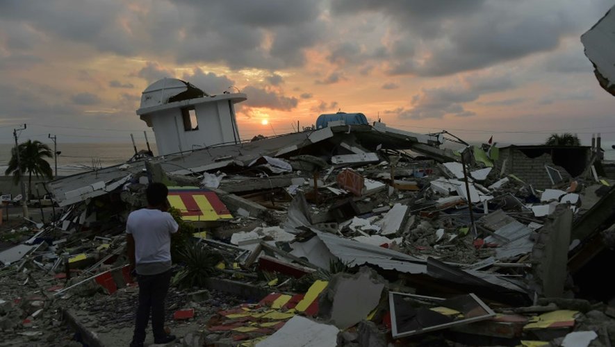Coucher de soleil sur Pedernales, ville sinistrée après le puissant séisme qui a fait au moins 272 morts
