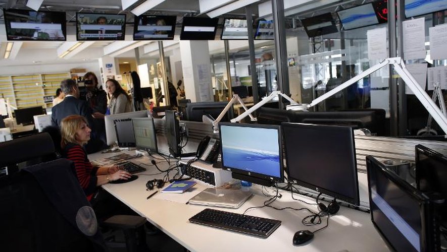 Une salle de rédaction vide dans le siège de TV5Monde à Paris le 9 avril 2015, après la cyberattaque jihadiste subie par la chaîne