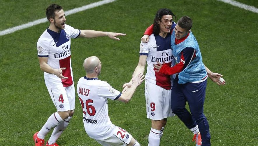 L'attaquant uruguayen du PSG Edinson Cavani (2eD) est félicité par ses coéquipiers après l'ouverture du score contre Nice en Ligue 1, le 28 mars 2014 au stade de l'Allianz Riviera